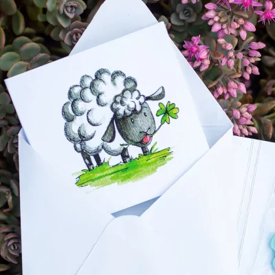 Přáníčko s motivem veselé ovečky - v ručně skládané obálce